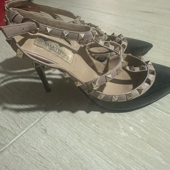 Valentino Garavani Black and Tan Rockstud Heels - Picture 5 of 11
